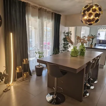 Havre De Bien-etre Avec Piscine Et Jacuzzi *