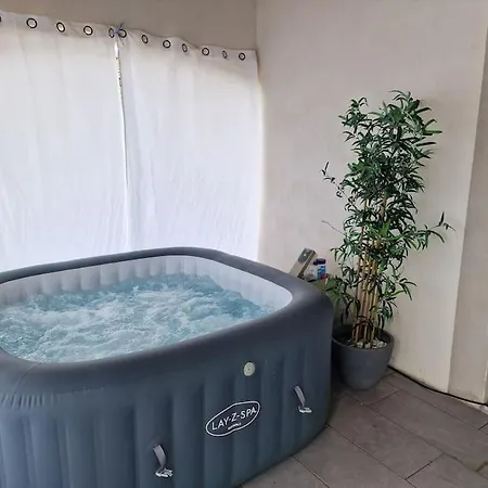 Havre De Bien-etre Avec Piscine Et Jacuzzi